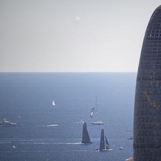 Le voilier de course suisse Alinghi contre son adversaire American Magic à Barcelone. [Keystone/EPA - Marta Perez]