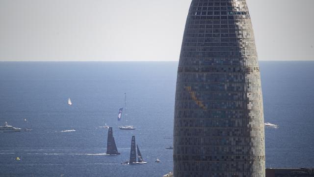 Le voilier de course suisse Alinghi contre son adversaire American Magic à Barcelone. [Keystone/EPA - Marta Perez]