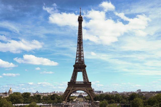 En 2023, la tour Eiffel a été plus fréquentée qu'en 2019, avant la pandémie de Covid. [Keystone]