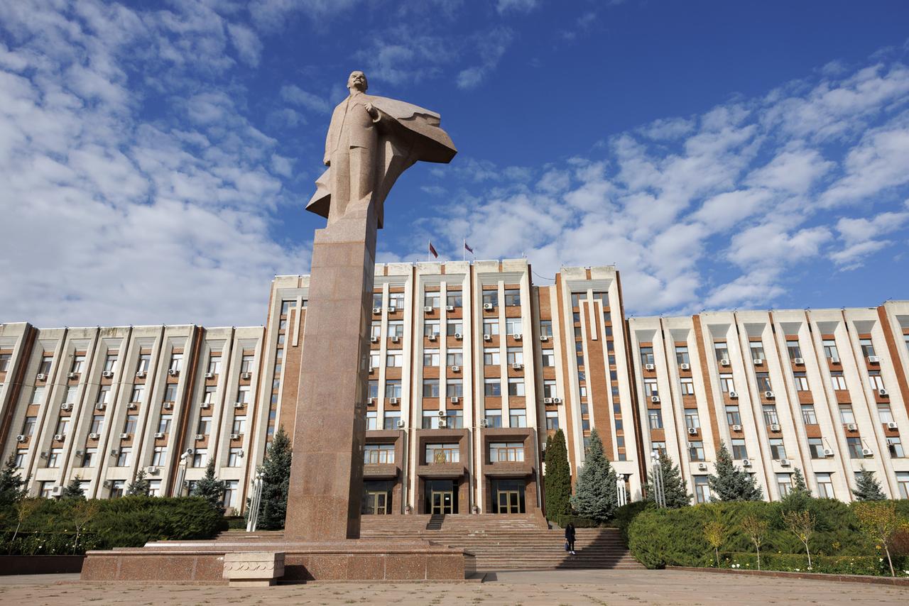 Une statue de Lénine trône devant le Parlement de Transnistrie, à Tiraspol, la capitale de cette région sécessionniste de Moldavie. [KEYSTONE - SALVATORE DI NOLFI]