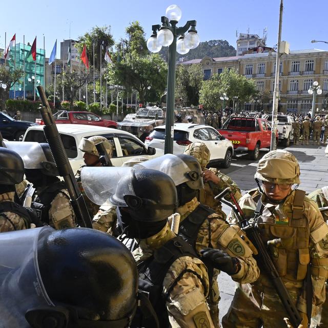 Des troupes militaires se sont mises en position devant le palais présidentiel en Bolivie. [AFP - Aizar Raldes]