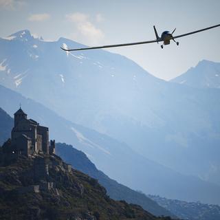 Un prototype d'avion solaire sur Sion en pleine canicule. [Keystone - Valentin Flauraud]