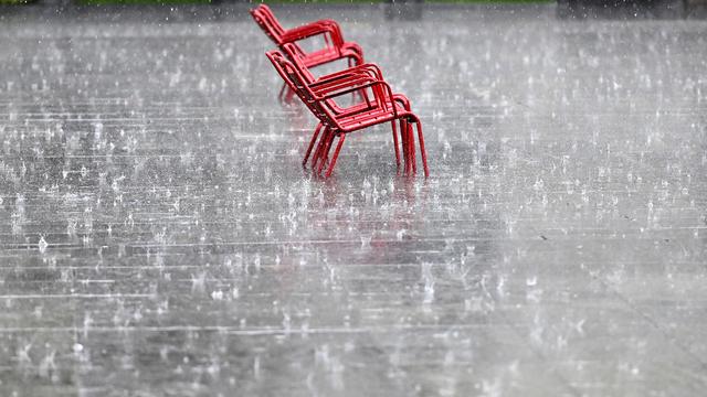 De la pluie sur la Place fédérale, à Berne. [KEYSTONE - PETER SCHNEIDER]