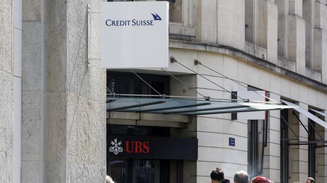 Les logos d'UBS et de Credit Suisse à Genève. [KEYSTONE - SALVATORE DI NOLFI]