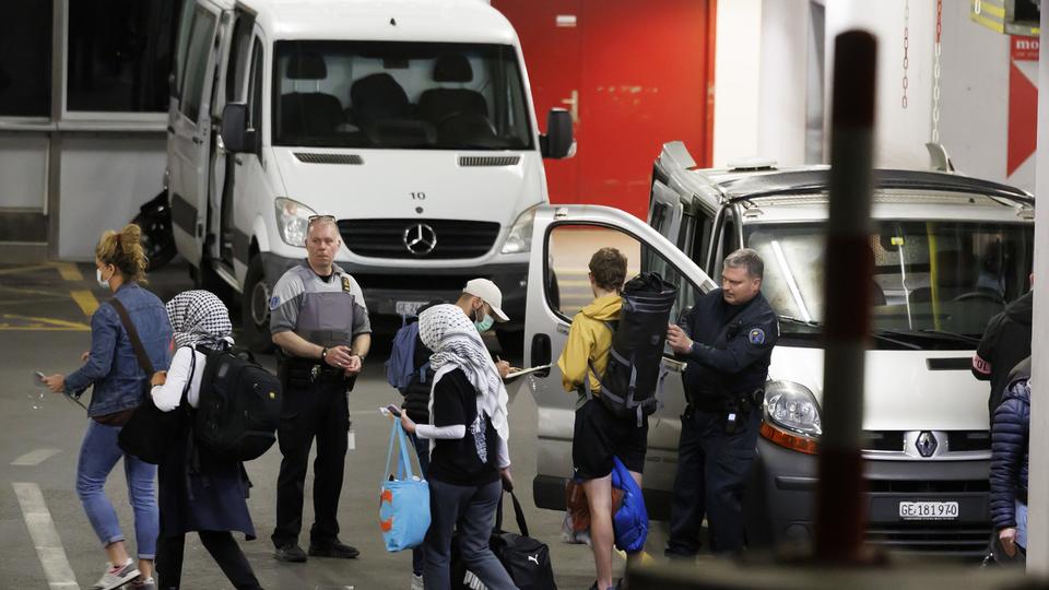 Etudiants propalestiniens à UniMail à Genève évacués par la police. [KEYSTONE - SALVATORE DI NOLFI]