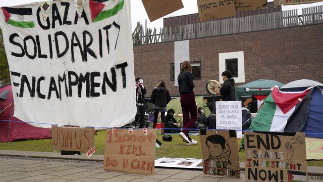 Une manifestation pro-Palestine à l'Université de Newcastle, en Angleterre. [Keystone - Owen Humphreys/PA via AP]