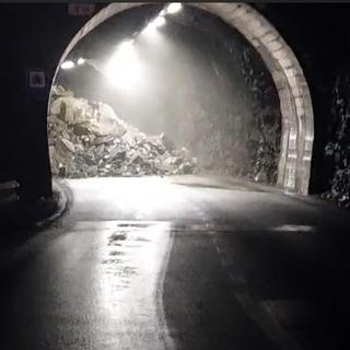 Une partie du plafond d'un tunnel routier s'est effondrée samedi vers 18h30 sur la route entre Riddes et La Tzoumaz (VS). [Commune de Riddes]