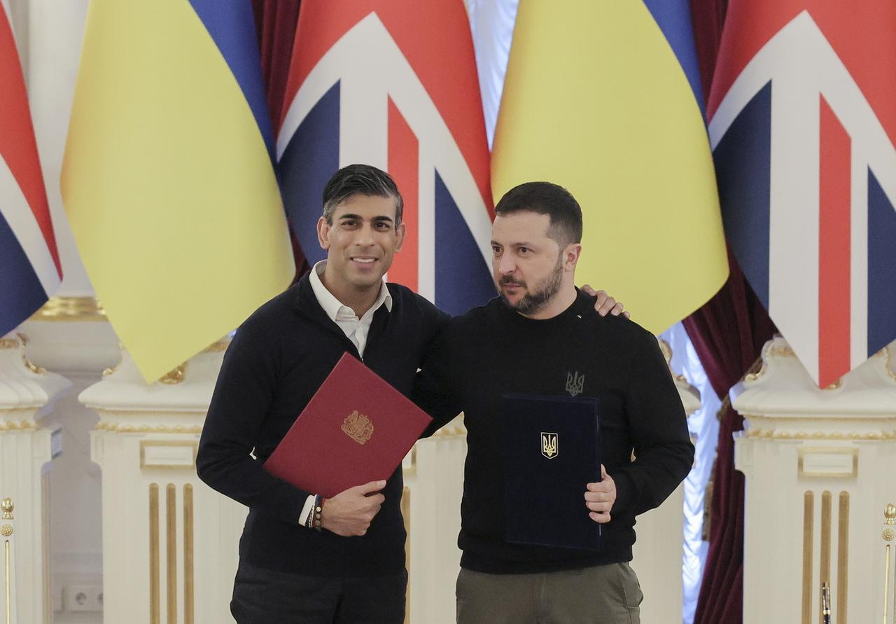 Le président ukrainien Volodymyr Zelensky et le Premier ministre britannique Rishi Sunak, le 12 janvier 2024 à Kiev. [KEYSTONE - OLEG PETRASYUK]