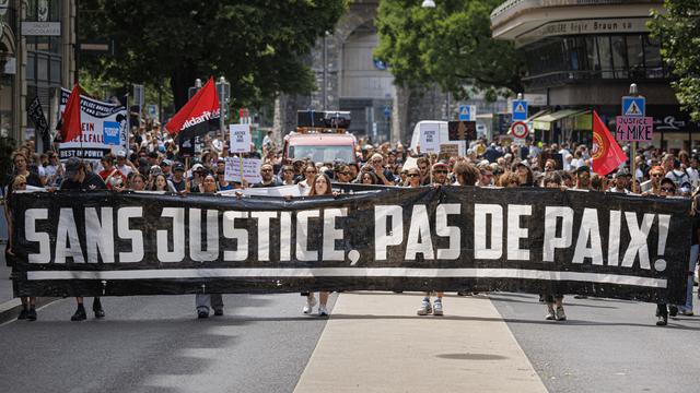 Manifestation à Lausanne contre les violences policières et en mémoire de Mike Ben Peter, le 13 juillet 2024. [KEYSTONE - VALENTIN FLAURAUD]