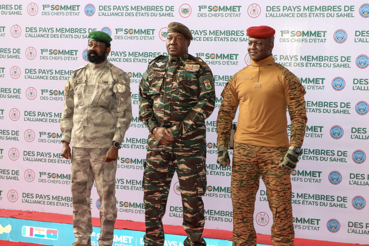 De gauche à droite: le colonel malien Assimi Goïta, le général nigérien Abdourahamane Tiani et le capitaine burkinabè Ibrahim Traoré. [KEYSTONE - ISSIFOU DJIBO]