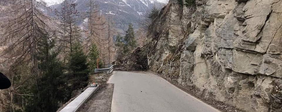 L'éboulement a eu lieu sur la route de Pinsec. [Val d'Anniviers - Facebook]