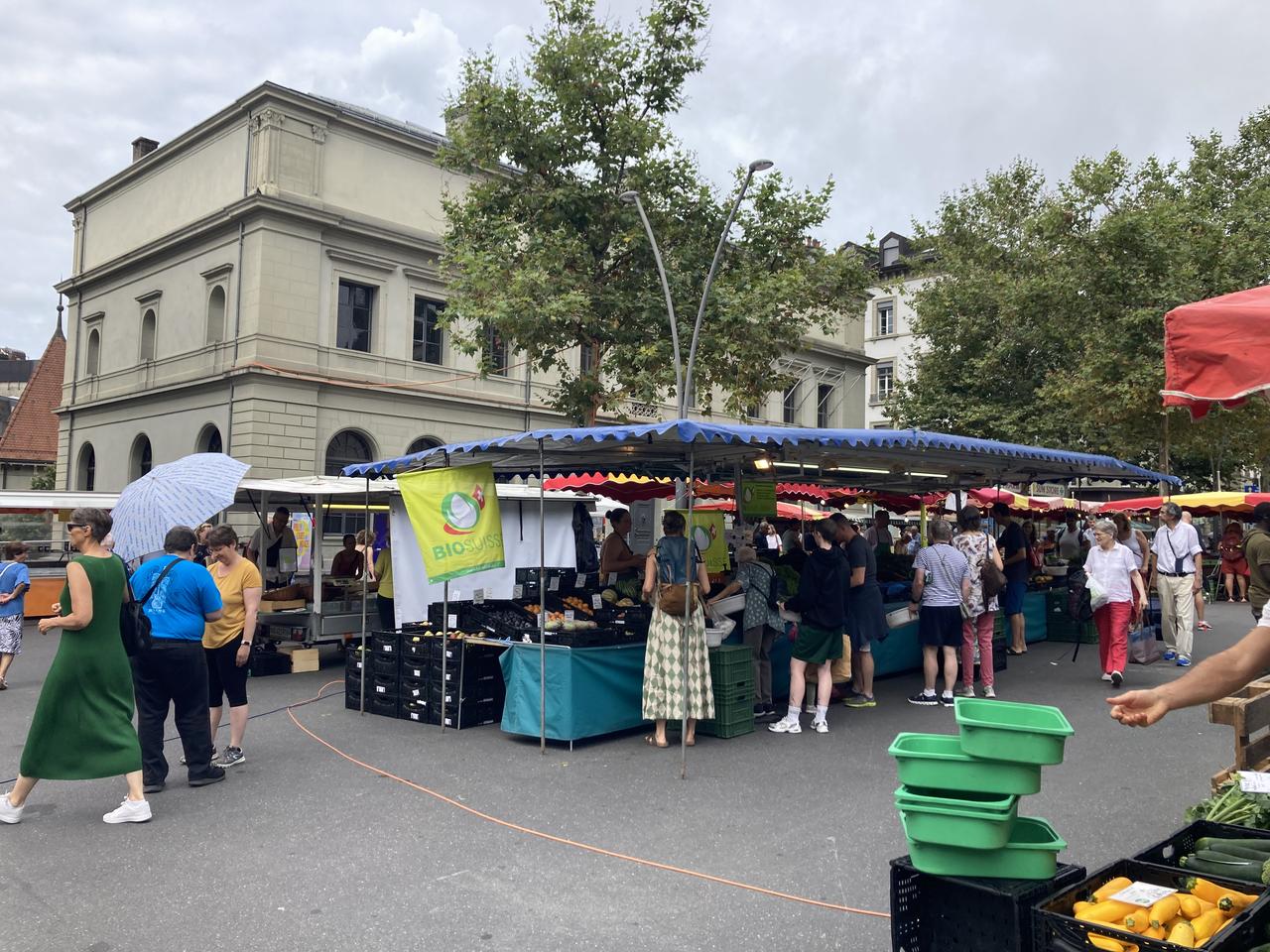 Les travaux du parking de la place de la Riponne inquiète les commerçants du marché. [RTS - Margaux Reguin]