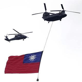 Des hélicoptères avec le drapeau national de Taïwan. [Keystone/AP Photo - Chiang Ying-ying]