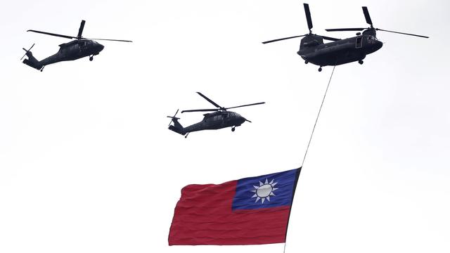 Des hélicoptères avec le drapeau national de Taïwan. [Keystone/AP Photo - Chiang Ying-ying]