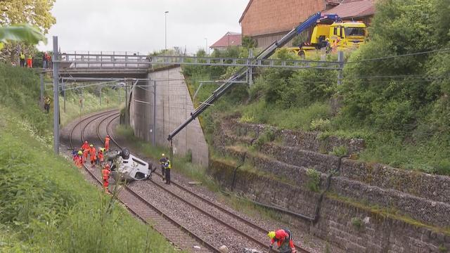 La voiture est sortie de la route principale et est tombée d'un pont d'environ huit mètres de hauteur à Neyruz, pour une raison indéterminée [RTS]