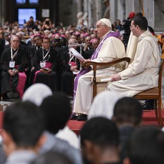 Le Pape François lors d'une veillée pénitentielle en préparation de la session d'ouverture de la 16e Assemblée générale ordinaire du Synode des évêques au Vatican le 1er octobre 2024. [Keystone - EPA/VATICAN MEDIA HANDOUT]