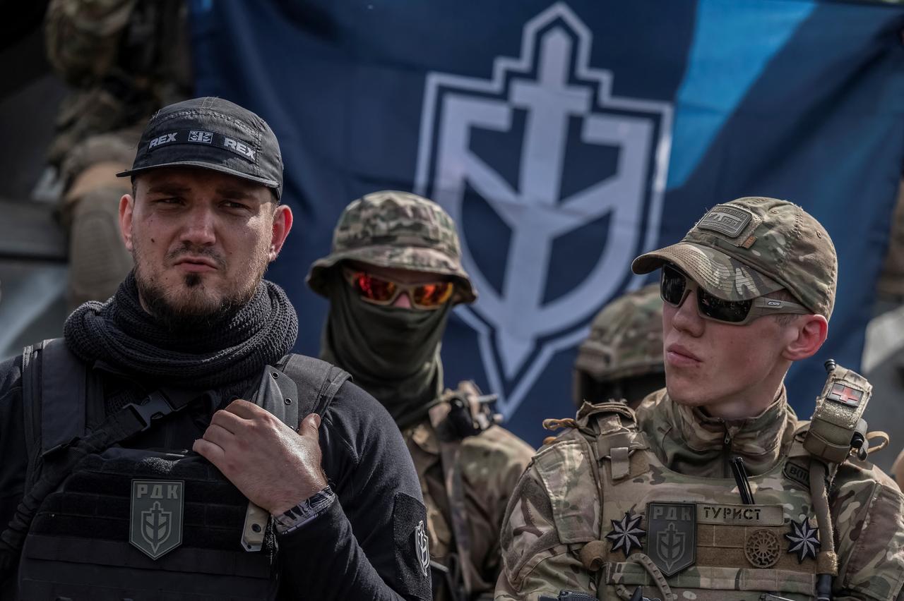 Le commandant du corps des volontaires russes (RDK), Denis Kapoutsine (ici à droite), photographié près de la frontière russe, le 24 mai 2023. [REUTERS - VIACHESLAV RATYNSKYI]