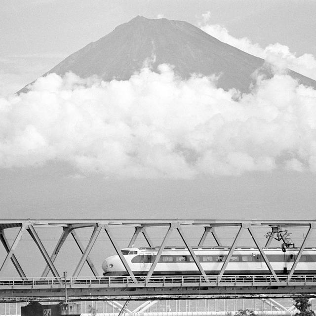 Le Shinkansen, train à grande vitesse japonais, devant le Mont Fuji. [Keystone/AP Photo - DR]