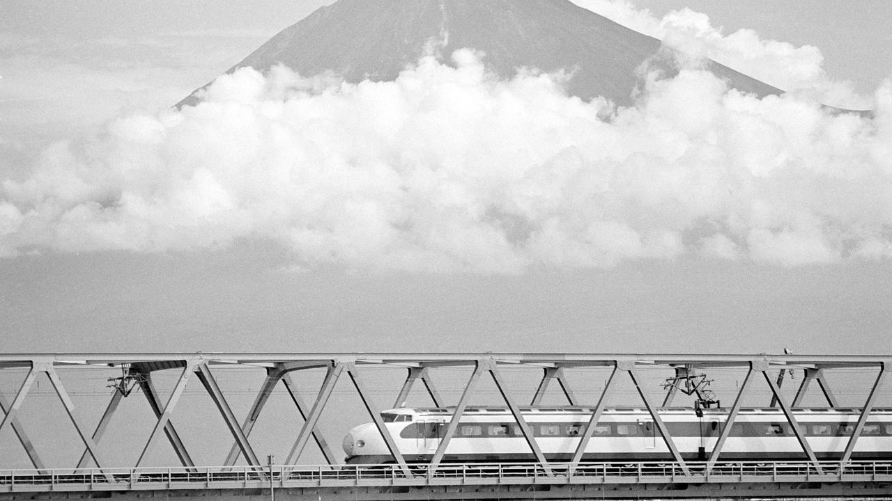 Le Shinkansen, train à grande vitesse japonais, devant le Mont Fuji. [Keystone/AP Photo - DR]