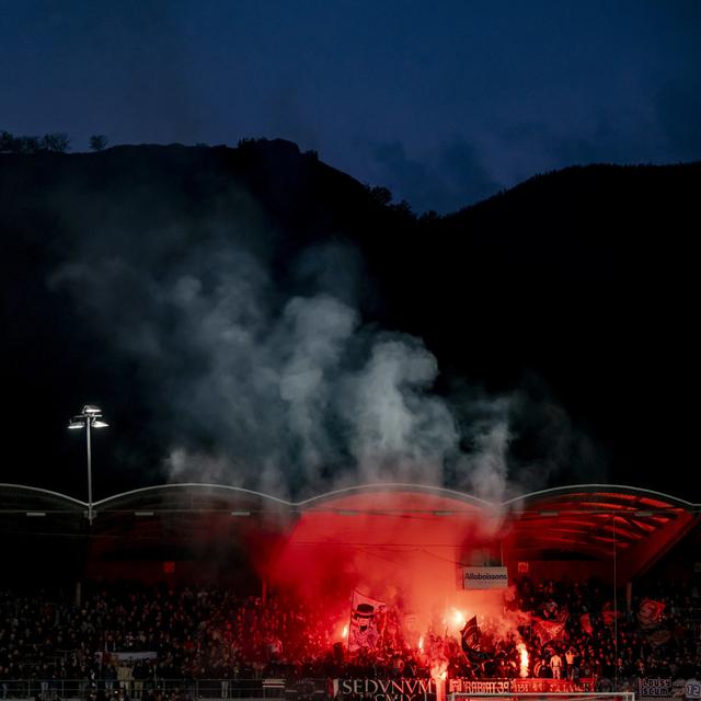 Les fans valaisans célèbrant le FC Sion, Tourbillon (VS). [Keystone - Jean-Christophe Bott]