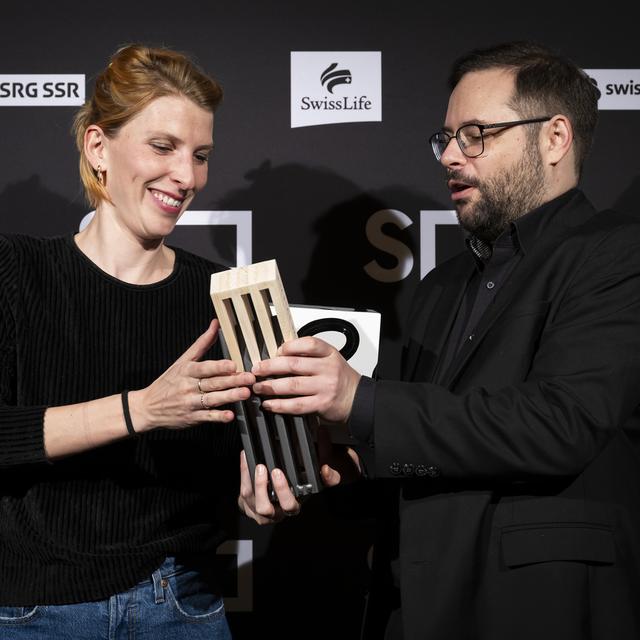 La Vaudoise Lisa Gerig a remporté le Prix de Soleure avec son documentaire "L'Audition". Le Suisse d'origine serbe Luka Popadic a remporté le Prix du public pour "Des vrais Suisses". [Keystone - Anthony Anex]