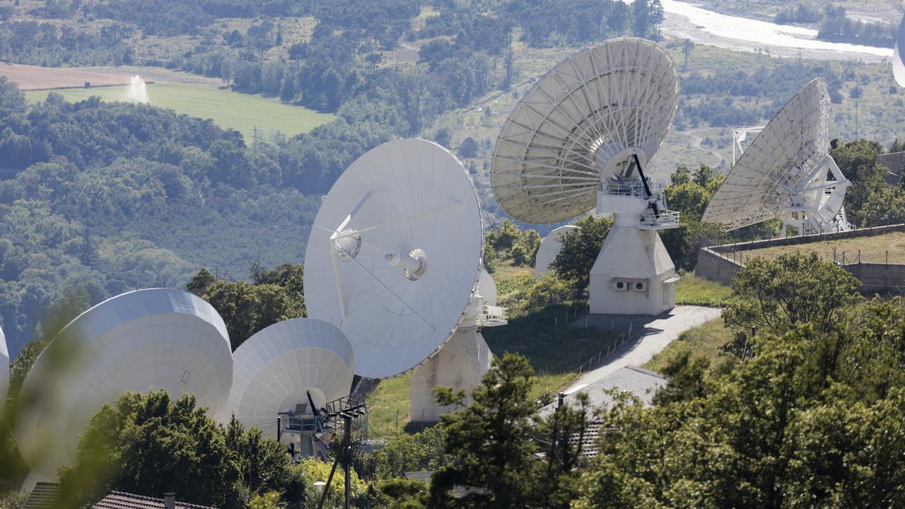 Le Département fédéral de la défense estime que les communications sécurisées doivent aussi se faire via des satellites. [KEYSTONE - GAETAN BALLY]