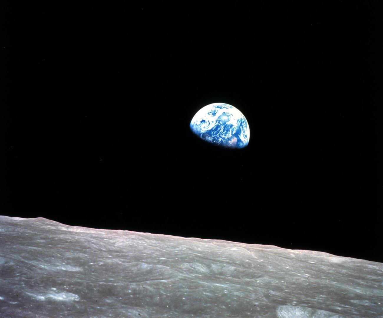 La photo de l'ancien astronaute William Anders, prise le 24 décembre 1968 lors de la mission Apollo 8 de la NASA, montre la Terre derrière la surface de la Lune. [KEYSTONE - WILLIAM ANDERS]