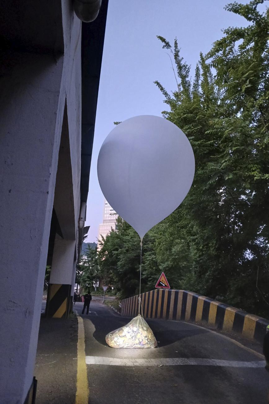 Cette photo fournie par le quartier général des pompiers d'Incheon montre des ballons contenant des déchets probablement envoyés par la Corée du Nord, à Incheon, en Corée du Sud, le 2 juin 2024. [KEYSTONE]