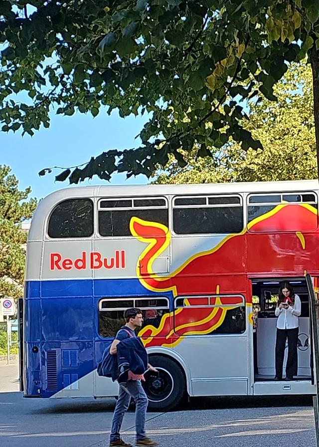 Le bus Red Bull déposait les étudiants en ville ou en soirée, lors des journées d'intégrations. [RTS - Mauricio Nogueira Dislich]