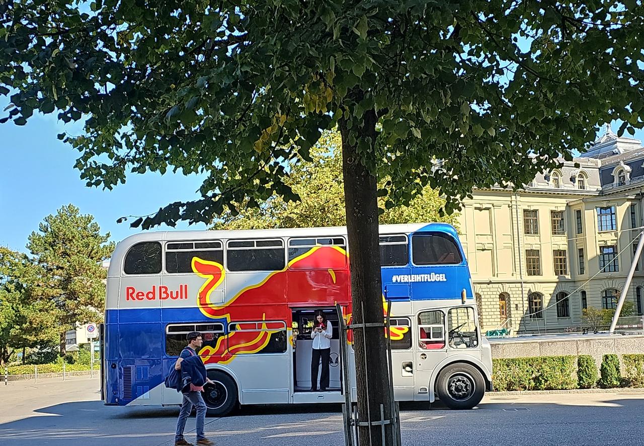 Le bus Red Bull déposait les étudiants en ville ou en soirée, lors des journées d'intégrations. [RTS - Mauricio Nogueira Dislich]