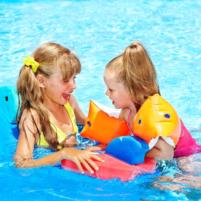 Enfants dans piscine publique. [Depositphotos - © Poznyakov]