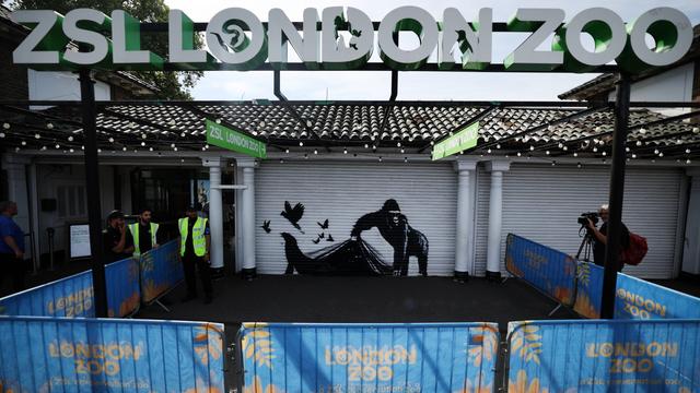 Banksy a dévoilé mardi un graffiti au zoo Londres, dépeignant un gorille libérant d'autres bêtes captives. [Keystone - Andy Rain - EPA]