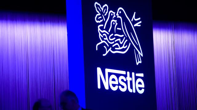 L'action de Nestlé en recul en Bourse, après le remplacement abrupt de son directeur. [KEYSTONE - JEAN-CHRISTOPHE BOTT]