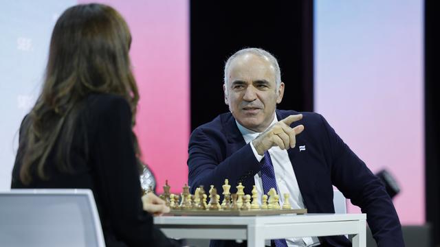 Garry Kasparov s'entretient avec la journaliste Carolin Roth au Swiss Economic Forum (SEF), à Interlaken (BE), le 8 juin 2023. [Keystone - Peter Klaunzer]