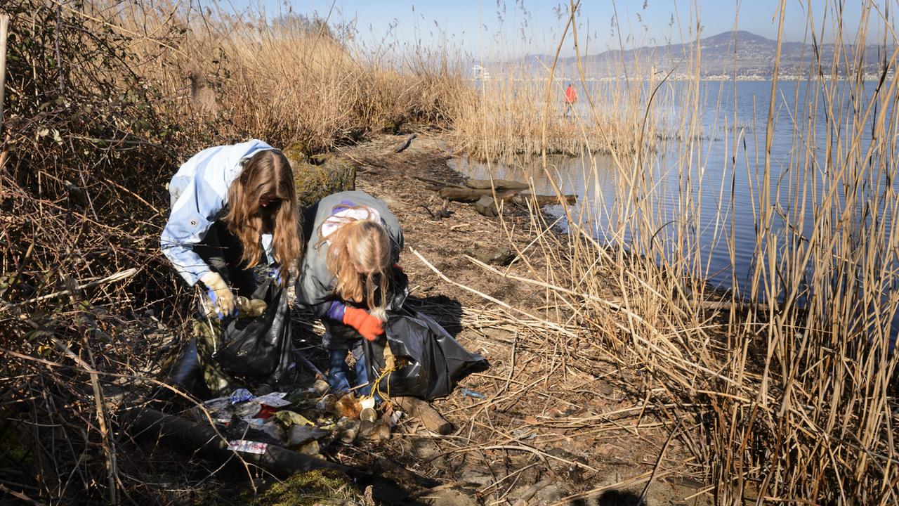 Pollution plastique "préoccupante" sur les plages du Léman, juge une étude. [KEYSTONE - LAURENT GILLIERON]