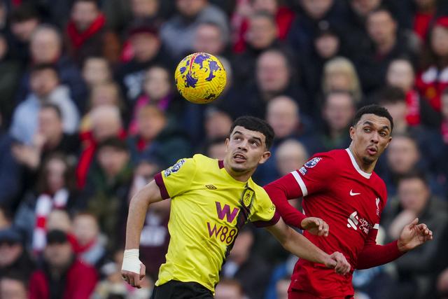 Amdouni au duel avec Alexander-Arnold lors du match face à Liverpool. [KEYSTONE - JON SUPER]