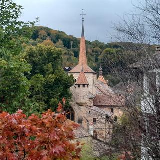 Romainmôtier, le petit point vert sur la carte au milieu de la vague rouge. [RTS - © Christophe Canut]