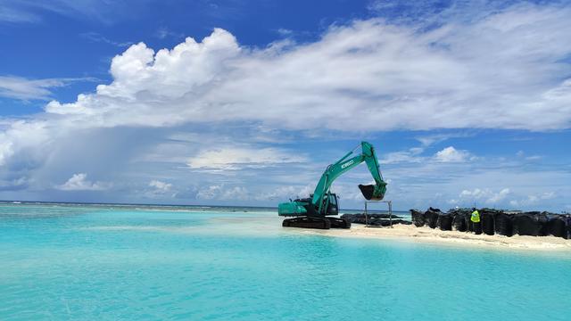 Sur l'île de Gulhi, près de Malé, les autorités des Maldives ont lancé un grand projet de remblaiement pour doubler la surface de l'île et la protéger de l'élévation du niveau de la mer. [Sébastien Farcis]