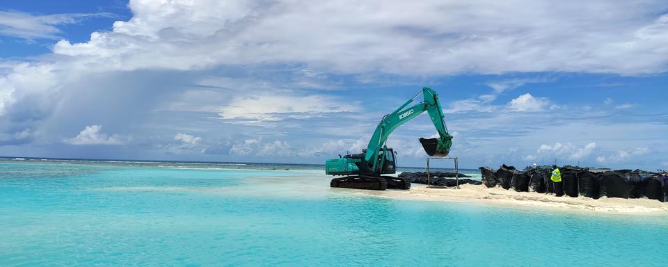 Sur l'île de Gulhi, près de Malé, les autorités des Maldives ont lancé un grand projet de remblaiement pour doubler la surface de l'île et la protéger de l'élévation du niveau de la mer. [Sébastien Farcis]