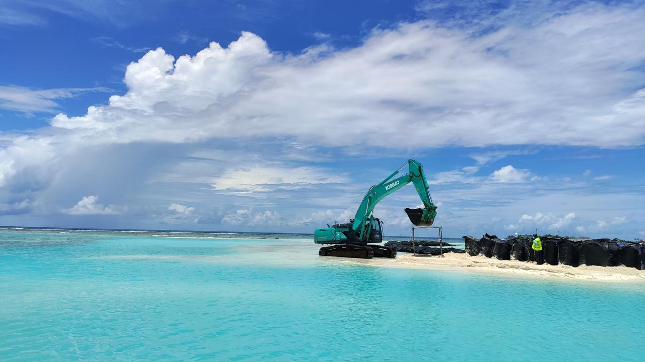Sur l'île de Gulhi, près de Malé, les autorités des Maldives ont lancé un grand projet de remblaiement pour doubler la surface de l'île et la protéger de l'élévation du niveau de la mer. [Sébastien Farcis]
