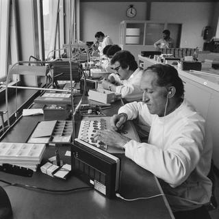 Des horlogers travaillant chez Longiness, à St-Imier en 1982. [Keystone [archives] - Str]