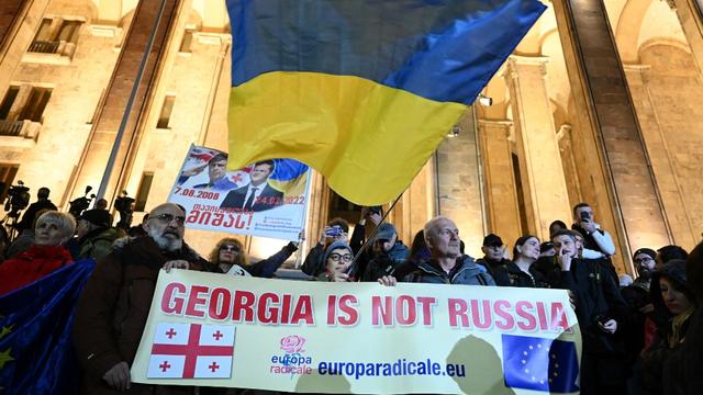 Des milliers de manifestants se sont rassemblés lundi soir à Tbilissi, la capitale de la Géorgie, pour dénoncer le résultat des législatives. [AFP - Vano Shlamov]