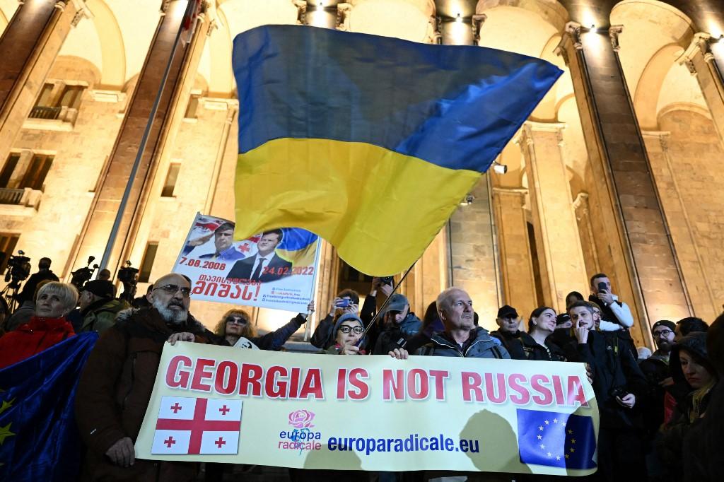 Des milliers de manifestants se sont rassemblés lundi soir à Tbilissi, la capitale de la Géorgie, pour dénoncer le résultat des législatives. [AFP - Vano Shlamov]