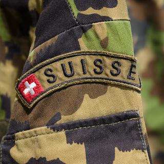 Le logo de l'armée suisse sur la tenue de camouflage de l'armée suisse. [KEYSTONE - Laurent Gillieron]