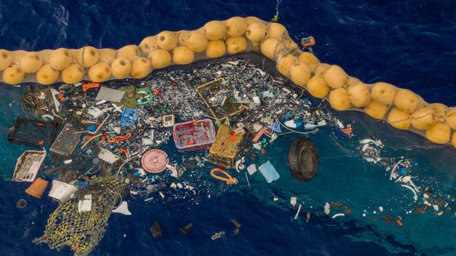 La réduction des plastiques et microplastiques marins est un des thèmes de la conférence "Notre océan" cette année [Keystone/EPA/The Ocean Cleanup - The Ocean Cleanup]