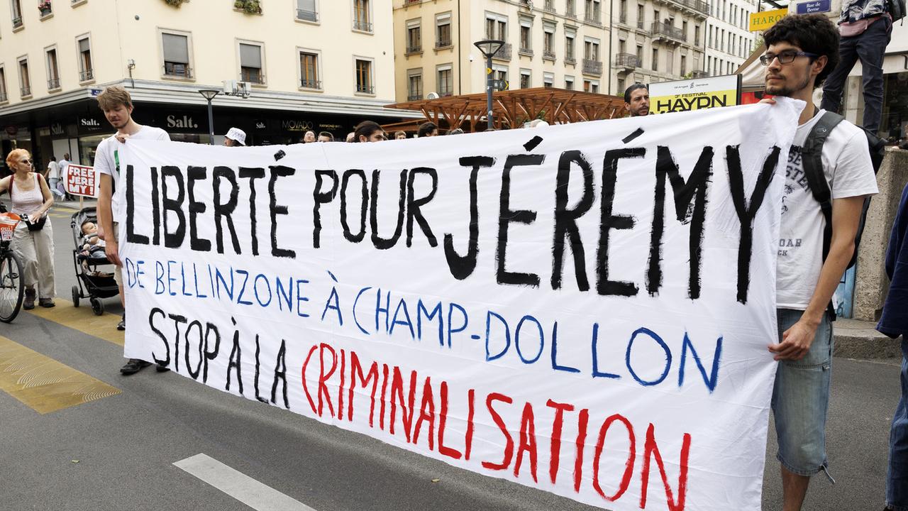 Manifestations en faveur de la libération de Jérémy devant le palais de justice genevois, vendredi 2 juin. [KEYSTONE - SALVATORE DI NOLFI]
