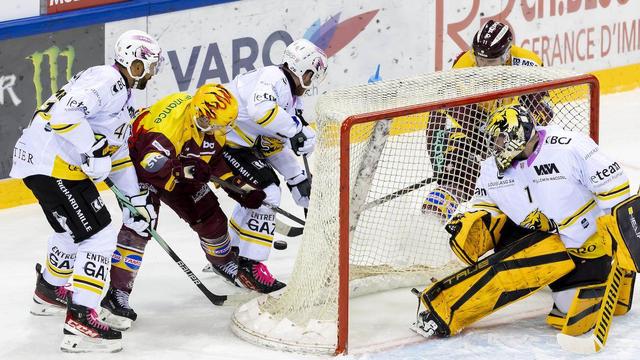 Match très disputé entre Genève et Ajoie, les Grenat ont eu le dernier mot. [Keystone]