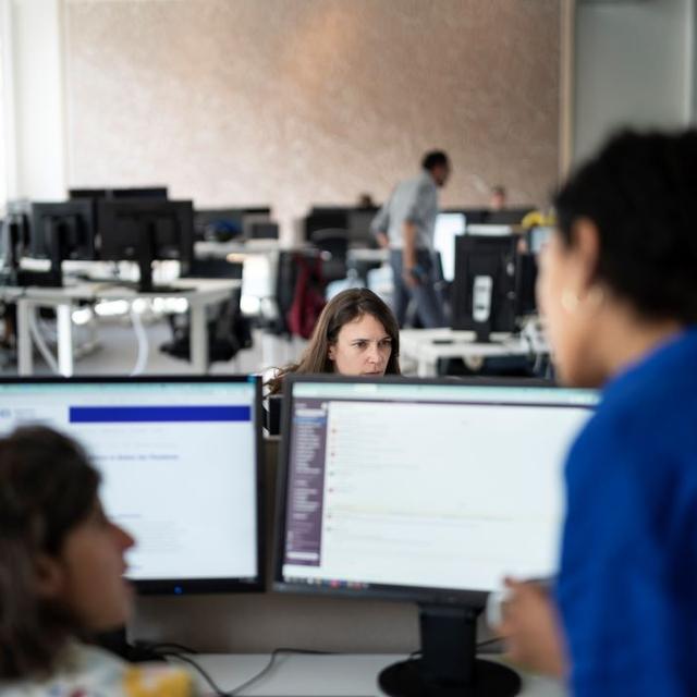 Plusieurs journalistes devant leurs ordinateurs de bureau. [Keystone - Gaetan Bally]