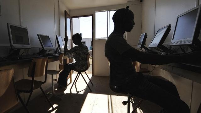 Des villageois dans un cybercafé au Kenya (image d'illustration). [AFP - Tony Karumba]