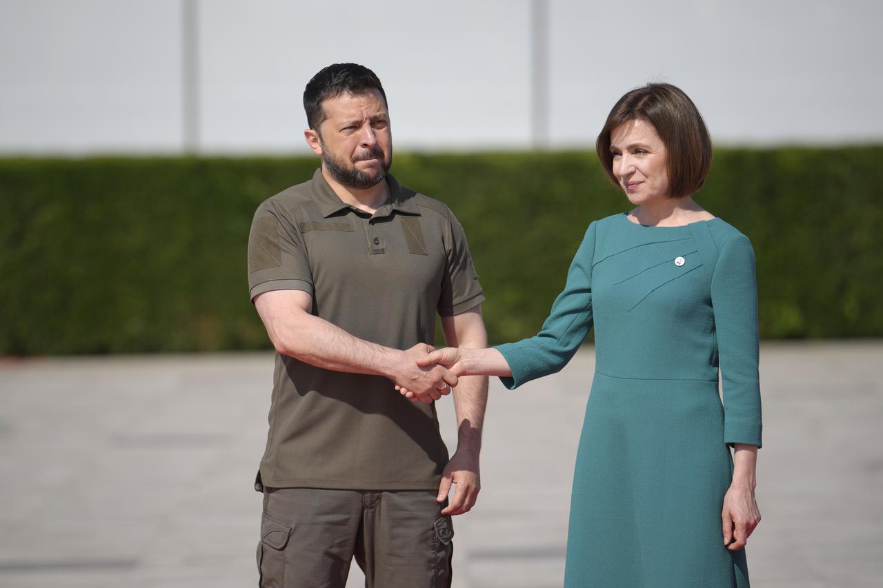 Les dirigeants ukrainien Volodymyr Zelensky et moldave Maia Sandu lors d'une rencontre à Chisinau l'an passé. [KEYSTONE - VADIM GHIRDA]